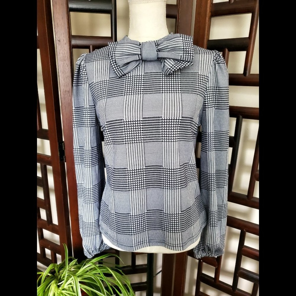 NWOT Womens blouse with neck bow tie (Size M)